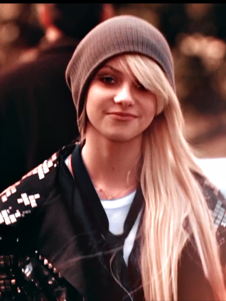 Merry Christmas to all, and don't forget to become a fan of Jenny  twix:@ㅤ  #jennyhumphrey #jennyhumphreyedit #fyp #gossipgirlhere #gossipgirledit #gossipgirl #blairwaldorf #jenny #edit #trendingvideo 