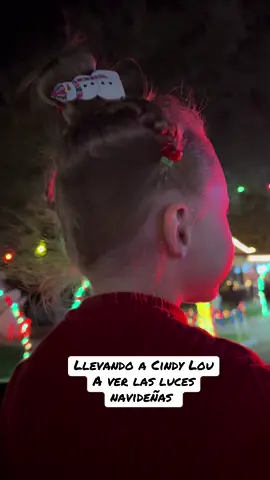 MagiaNavideña llevando a Cindy Lou  #LucesDeNavidad   #VibesFestivas #NavidadEnElVecindario #MomentosFelices #CreandoRecuerdos #EspírituNavideño #TradicionesNavideñas #LucesDelVecindario #EspectáculoDeLuces #AlegríaNavideña #TiempoEnFamilia #MomentosMágicos