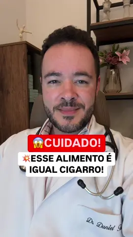 🚨 VOCÊ SABIA QUE A CARNE PROCESSADA É UM GRANDE VILÃO PARA A SAÚDE? 🚨 🛑 Salsicha, bacon, linguiça, presunto… até o famoso peito de peru “fit” têm algo em comum: podem aumentar o risco de câncer. Essa não é uma opinião pessoal, mas sim uma afirmação da Organização Mundial da Saúde. Essas carnes estão no mesmo grupo de risco do cigarro! 😱 ⚠️ O problema? Carne processada contém nitritos, conservantes que prolongam a validade, mas que no nosso corpo formam nitrosaminas – compostos associados a danos celulares e ao câncer. 👉 Comer uma única salsicha não vai te fazer mal imediatamente. Mas… comer carne processada todos os dias pode aumentar em até 18% o risco de câncer colorretal. 😨 Quanto menos você consumir, melhor! 💡 A carne processada pode parecer inofensiva, mas os riscos são reais e já comprovados. Sua saúde vale mais do que alguns minutos de conveniência no prato. 🥗 Que tal buscar alternativas mais saudáveis? 🗣️ Cuide do seu corpo, ele é o seu maior patrimônio! Compartilhe essa informação e ajude mais pessoas a fazerem escolhas conscientes. 💪✨ 👉Siga @drdanieltales para mais dicas de saúde #CarneProcessada #SaúdeConsciente #PrevençãoDoCâncer #VidaSaudável AVISO LEGAL: Este conteúdo é apenas informativo e não substitui a consulta a um médico, não estabelece relação médico-paciente via redes sociais e não indica tratamento. Consultas individuais são essenciais para uma avaliação completa e tratamento adequado.