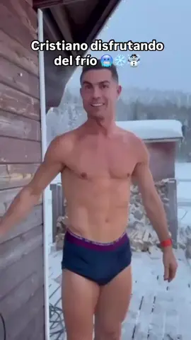 ¡Feliz Navidad CR7! ☃️❄️🎄 Así celebra Cristiano su navidad, metiéndose a una alberca a grados bajo cero... ¿y por qué no? 😎🥶 📹 cristiano / IG #cristianoronaldo #cristiano #cr7 #cr7cristianoronaldo