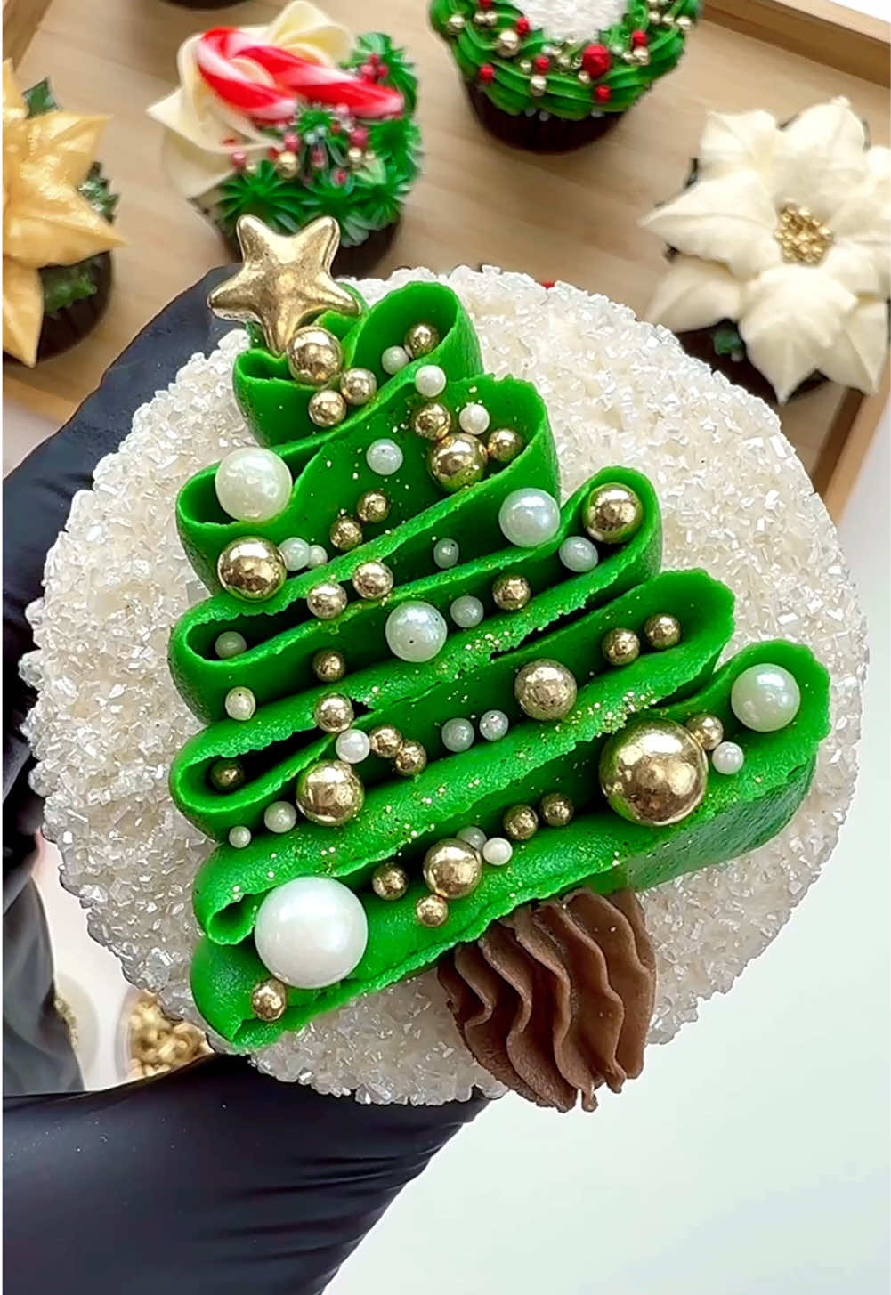Wishing you all a very Merry Christmas! 😊🎄 Here’s a simple buttercream ribbon tree cupcake 🧁 #christmas #merrychristmas #christmascupcakes #christmascake #christmastree #christmasideas 