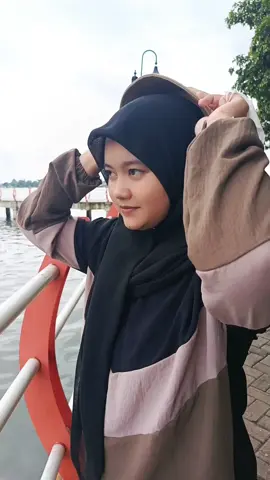 topi Korea dengan gaya hijab outfit, bisa buat ke kebun #outfithijab #outfit #OOTD 