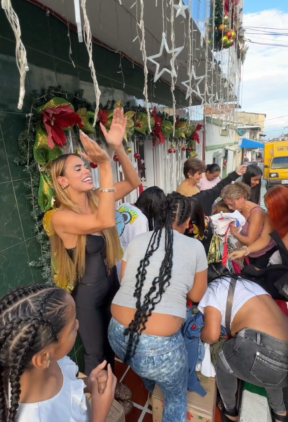 Feliz navidad🥹❤️ se asustaron pero al final fueron privilegiadas y se llevaron toda mi ropa 🎁🎄🎅🏼