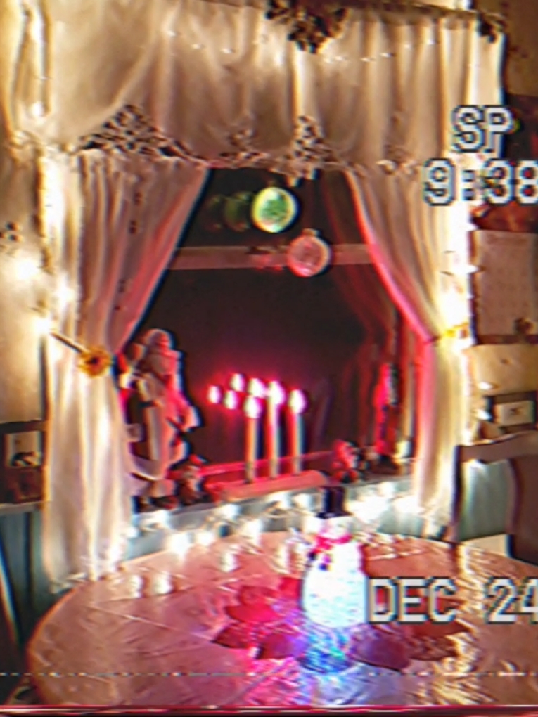 Merry Christmas! 🎅🎄🙏🏻 #christmas #90schristmas  #nostalgia #nostalgiacore #aesthetic  #vhs #memories  #merrychristmas #happyholidays2024 #happyholidays #lights #tree #80schristmas 