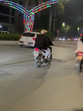 Bọn chúng đi ngoài đường. Bọn chúng ôm nhau kìa#xuhuong 