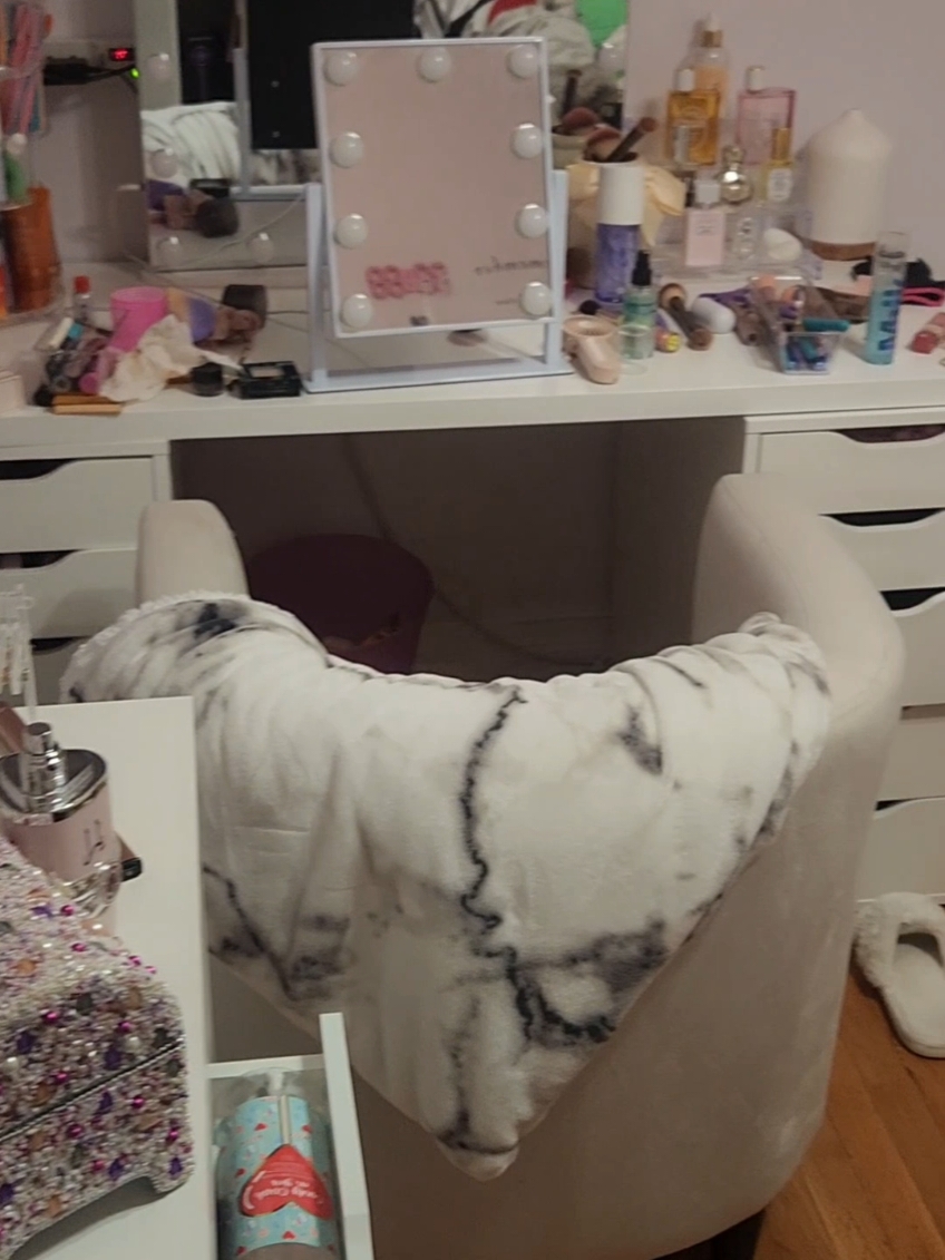 #room #gettingready #girls #relatable #girlsroom #makeupvanity #messyroom #cleangirlroom 