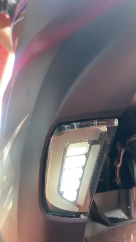 Lampu Sein JPA Cyber untuk Aerox – Tampilan Futuristik dan Keamanan Maksimal!” 🔧 Spesifikasi Produk: Brand: JPA Cyber Series Material: Plastik berkualitas tinggi, tahan panas, dan awet. Desain: Model futuristik dengan tampilan elegan. Fitur Pencahayaan: Lampu sein LED terang dan hemat energi. Efek Running Signal untuk tampilan lebih modern. Warna cahaya kuning sesuai standar keamanan jalan. Pemasangan: Plug and Play (PnP), khusus untuk Yamaha Aerox (Old/New). 🚀 Keunggulan Lampu Sein JPA Cyber: Meningkatkan visibilitas, terutama saat malam hari atau hujan. Tampilan motor lebih sporty dan premium. Mudah dipasang tanpa perlu modifikasi tambahan. 📌 #LampuSeinJPA #JPAcyberAerox #RunningSignal #ModifikasiAerox #AksesorisMotorSporty #LampuSeinModern