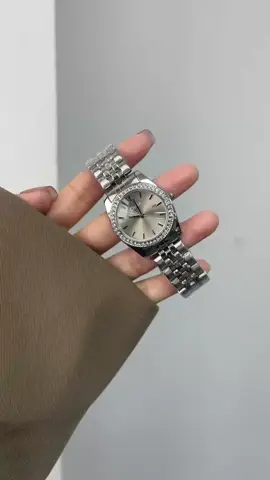 Kết hợp màu sắc chủ đề bạc-xám, với đầy kim cương ⌚️, kín đáo và khí chất, nó cũng hoàn hảo như một món quà 🎁