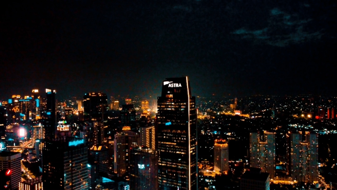 Meluncur di antara gemerlap kota, Menara Astra paling mempesona🌃✨ Asekk😍  Dari sudut indah Jakarta, saya ucapkan Selamat Natal untuk teman Kristiani semua🎄 Semoga damai dan sukacita selalu menyertai kita🎅 . . . . . 📽️ DJI MINI 2  📍 Menara Astra     #droneaerial #dronecinematic #jakartanight #citylightsjakarta #droneshotsjakarta #jakartacityscape #aerialview #nightcityvibes #dronelovers #urbanlandscape #fpvshots #jakartanightscape #menaraastra #citylightsaesthetic #dronelife #jakartadroneview #aerialcinematography #skyscrapersjakarta #aerialnightshots #cityglow #jakartanightlife #aerialjakarta #fyp #fypシ #viralreels #dronesofinstagram #urbanbeauty #droneindonesia #dronevibes #nightviewjakarta #citylightslover 