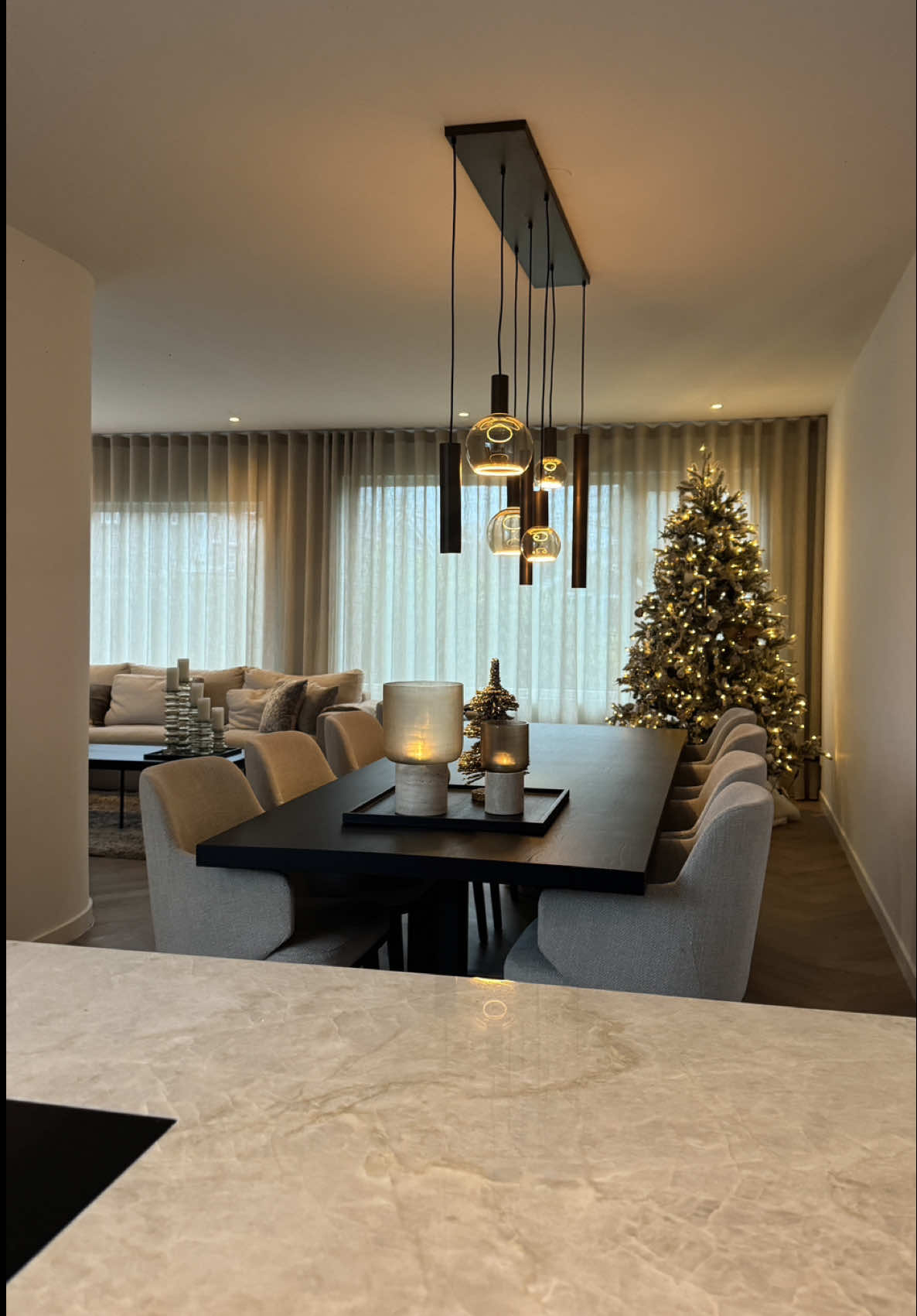 Ik wens jullie allemaal hele fijne kerstdagen. 💕🎄✨  #christmas #christmasdecor #christmashome #neutralhome #cozy #cosy #interior #interieur #homedecor #livingroom