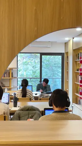 ‼️Thư viện mở cửa trong khung giờ từ 9.00 AM đến 5.30 PM từ thứ 2 đến thứ 6.  Khi đăng ký, hội viên sẽ được sử dụng không gian thư viện trong toàn bộ thời gian thư viện mở cửa với giá chỉ bằng vài buổi đi cà phê.  ‼️Hiện tại thư viện có các gói 1 tháng, 3 tháng, 6 tháng. Các bạn inbox để đăng ký nhé  #library #movies #hanoi #study #workingspace #chieplibrary #studyhanoi #thuvien #badinh #work #workingspacehanoi #music #cafehanoi #movie #movienight 