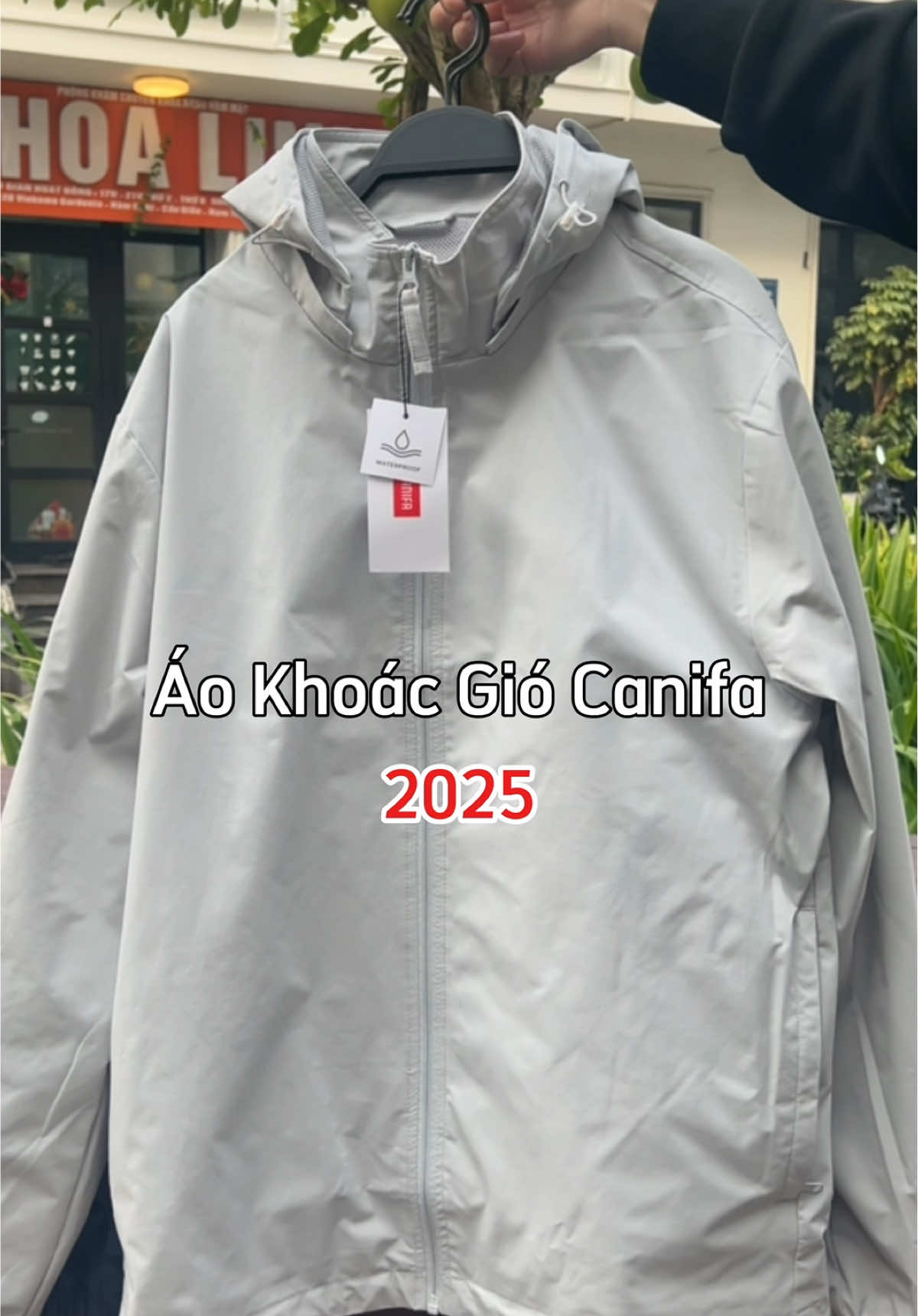 Mẫu áo khoác gió nam cản gió, chống nước siêu vượt trội đến từ nhà CANIFA. Mua ngay với deal hời có hạn 👆🏻🛒 #canifa #thoitrangcanifa #megalive 