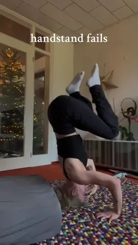 Tips are welcome🤝 Handstand fails on christmas were fun🎄  #handstands #handstandchallenge #handstandtips #handstandfail #calisthenicsbeginner 