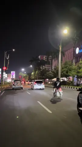 🧑🏽‍🦱: ayo metu , jalan jalan 👩🏻‍🦰: naik apa? 🧑🏽‍🦱 : beatku lah 👩🏻‍🦰 : ayok, gas!  #fyp #solobaru #sukoharjo24jam #jalanmalam 