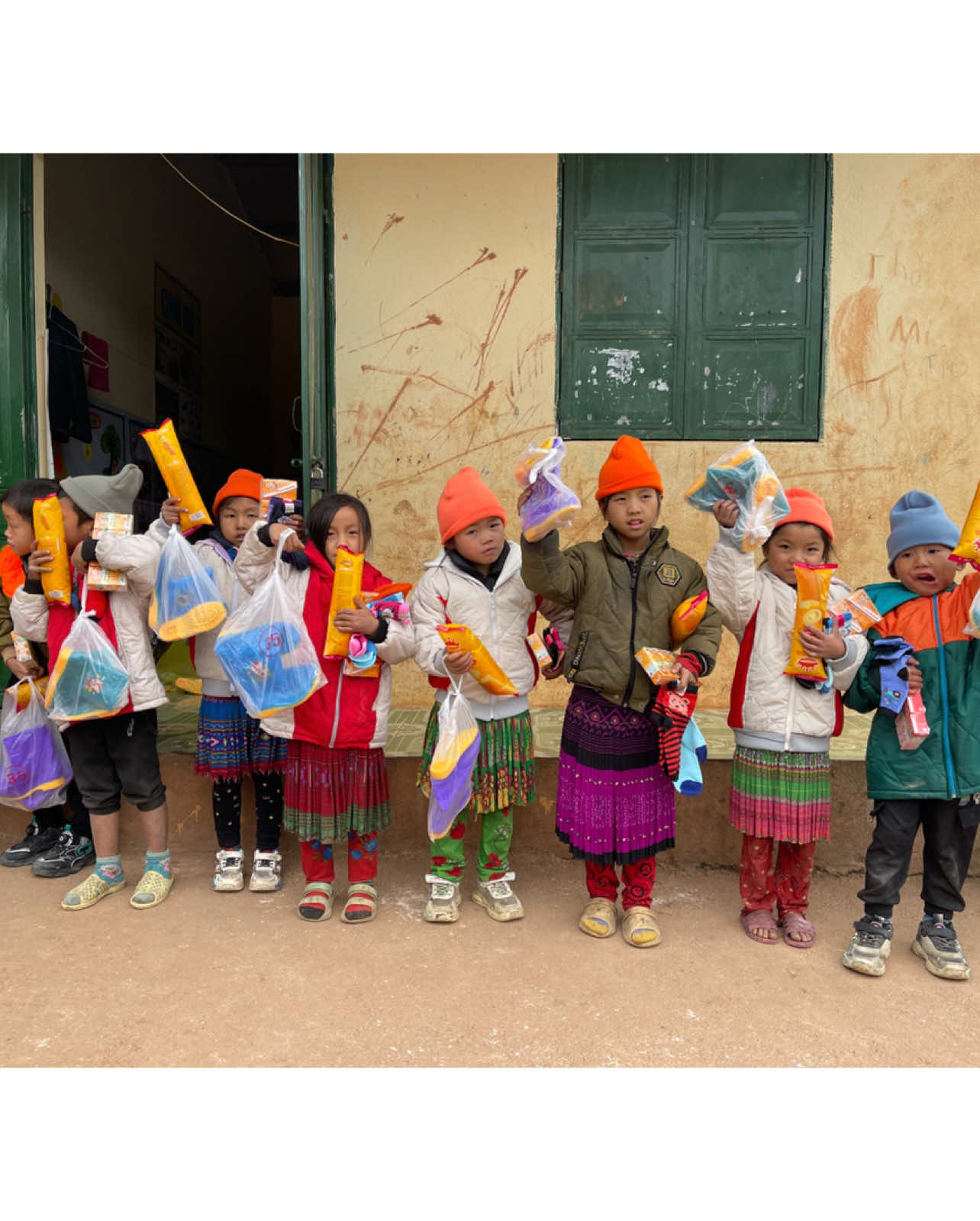 1 chút phần quà được gửi tới các con (áo ấm mũ tất bánh ủng) giúp cho các con có thêm chút động lực #thientamanvx #xh #dongamvungcao #hocsinhvungcao  #hagiang 