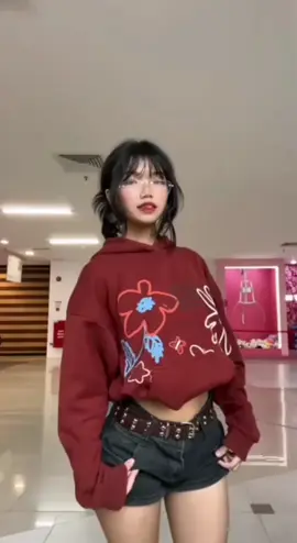 obsessed with this dance🤯#trend #foryou #foryoupage #cringe #bellypiercings #outfit #OOTD #07 #