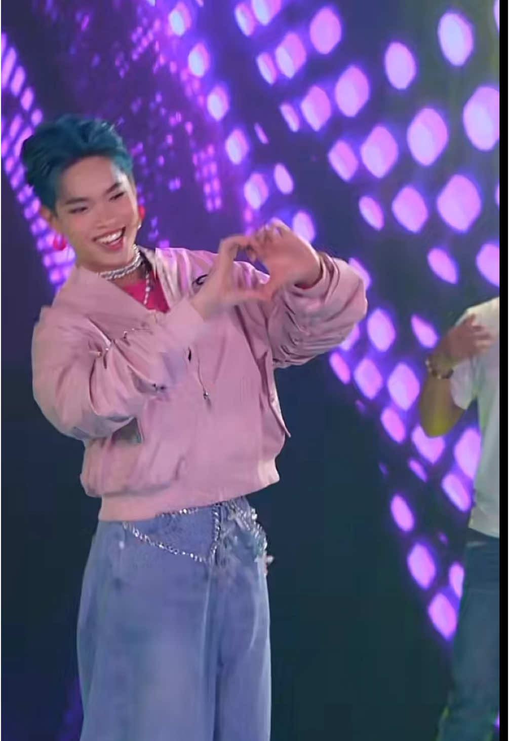 Coi livetream của chị.Hằng Du mục zô.đúng lúc bé Pháp Kiều nhảy Cung tên tình yêu. Cưng xỉu 😍😍@Pháp Kiều dễ thương 😘😘 ❤ 🌹💙