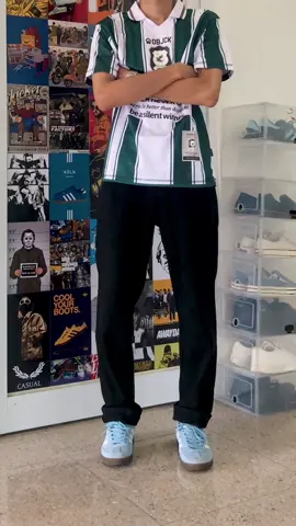 Minimal punya celana hitam reguler di lemari buat jalan sama doi 