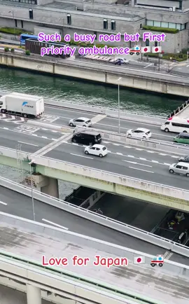 Such a busy road but First priority ambulance🚑🇯🇵🇯🇵#osakajapan🇯🇵 