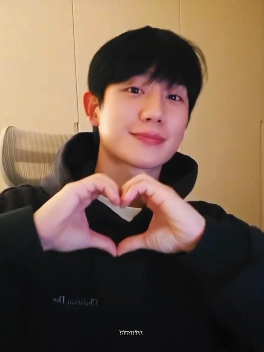 Yeah!!! He’s live on IG🫶🏻 ahjussi oppa Ter cute🤏🏻😍 luvv🖤#junghaein#foryouu #4u #4upageシ 