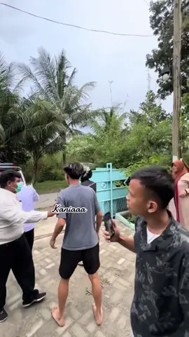 Nangis banget dengernya pas mamak santi bilang kenapa? Ini kenapa? Tapi gaada yg mau jawab karna emang lagi ngeprank fillix mereka semua🥹tapi sumpah ini kayak nyata banget walaupun cuma prank 😭 Happy Birthday Fillix🫠 sukses terus buat kedepannya ya🫡 #prank #fillixpratama25 #subalifillixpratama #fillixpratama #miseladekfillix #keluargametal🤘 #auladiadekfillix #prankultah #sad 