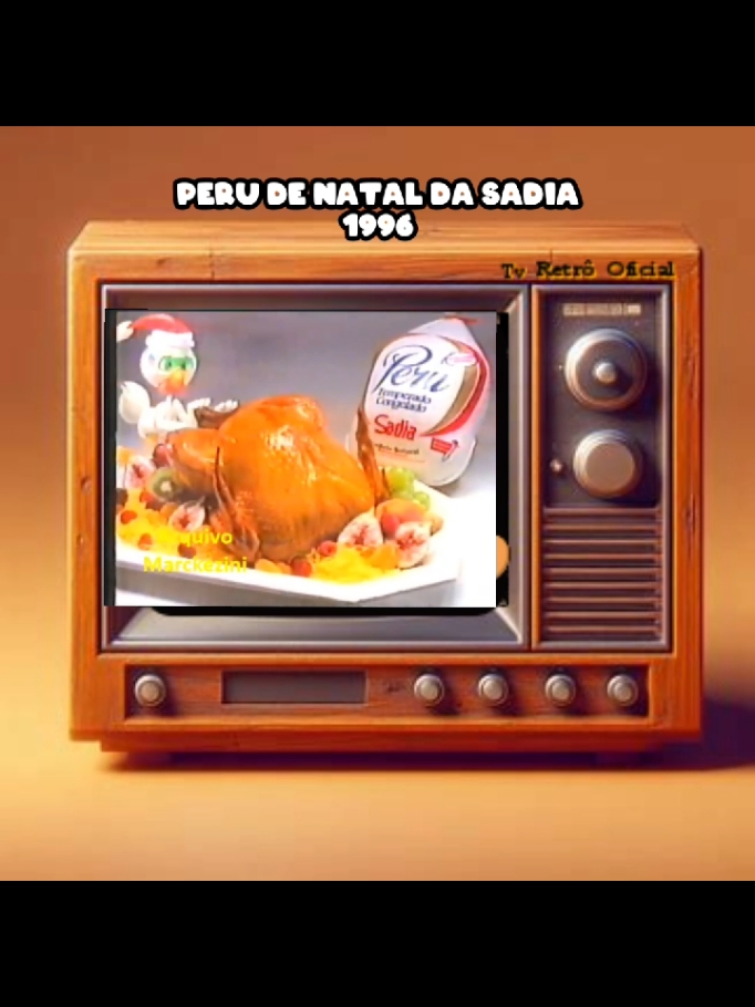 🎄🍗✨ Relembre o icônico comercial de 1996 da Sadia, onde o tradicional peru de Natal ganhou destaque! Uma campanha que se tornou um clássico, trazendo a magia do Natal para as famílias brasileiras, com momentos de alegria e união à mesa. ❤️🎉 Que esse comercial nos faça lembrar da importância de compartilhar o Natal com quem amamos! 🎅🏼🎁 #TVRetroOficial #NatalNostálgico #Sadia #perudenatal 