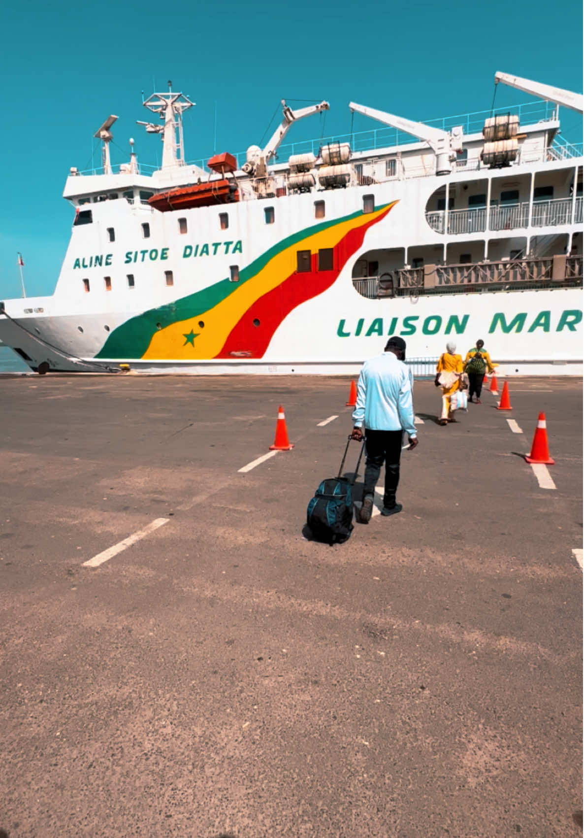 Découvrez la magie de la Casamance à bord du bateau Ziguinchor-Dakar ! 🛳️🌅 Entre bolongs paisibles, dauphins joueurs 🐬, et paysages à couper le souffle, laissez-vous emporter par ce voyage unique. 🌴🌊 👉 Une aventure où chaque instant est une carte postale. 🌟 #Casamance #VoyageEnBateau #Nature #DakarZiguinchor #PaysagesDeRêve#casamance🌿🍀🍀 #ziguinchor #carabane #terrasabi #bissautiktok🇬🇼 