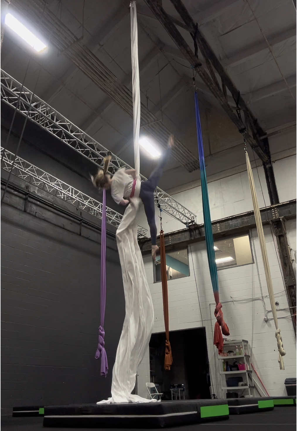 wheel downs on silks #aerialistsoftiktok #aerialist 