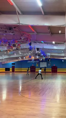 @snapcitykingsandqueens . . Location: Lanham Skate Center 9901 Lanham Severn Rd. Lanham, MD, 20706 . Rink: Lanham Skate Center * * #rollerskating #rollerskatingtricks #rollerskatingdaily #rollerskatinglife #rollerskatingfun #rollerskatingbeginner 