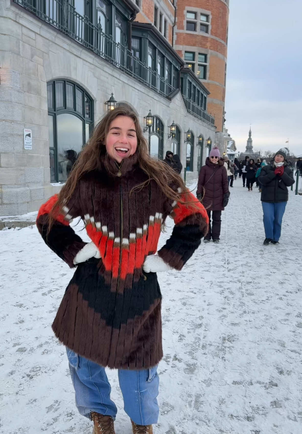 It’s my mom in the back for me ❤️ @Hélène Enola’smom Back home with the family for the holidays 🤩🎄