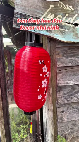 🌸 Đèn lồng hoa đào treo Tết - Rực rỡ sắc xuân, mang tài lộc vào nhà !🌸   - Hoa đào biểu tượng cho sự may mắn, sự khởi đầu tràn đầy năng lượng.  - Treo ở cửa nhà, trong phòng khách, hoặc trang trí quán cà phê, cửa hàng trong dịp lễ Tết   - Kèm phụ kiện dây treo, rất dễ lắp. #tết2025 #phuongthaodecor #denlong #denlonghoaanhdao #trangtrinhacua #xuhuong 