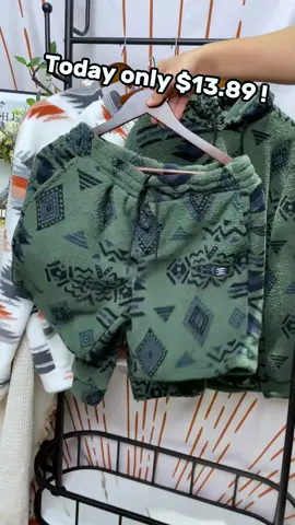 Girls👩🏻, I've found a treasure! It's this bow-knot pajamas set✨. There's a big cute bow🎀 tied at the collar of the top, full of girly charm and instantly making it super sweet. The small details on the cuffs and trouser legs are also extremely delicate. The soft fabric is skin-friendly and breathable👚. Wearing it feels like being gently wrapped by clouds☁️. Whether you're staying at home watching dramas or taking a lazy afternoon nap, it's so comfortable that you don't want to take it off. 🥰Moreover, the design of the two-piece set is very practical, and it still looks stylish when paired separately. It has both good looks and comfort. It's definitely worth buying. Hurry up!✨💐 #pajama #twopieceset #pajamaset #bow #womenfashion #ladystyle #TikTokShopHolidayHaul #spotlightfinds #TikTokShopLastChance #TikTokShopNewYearNewAura 