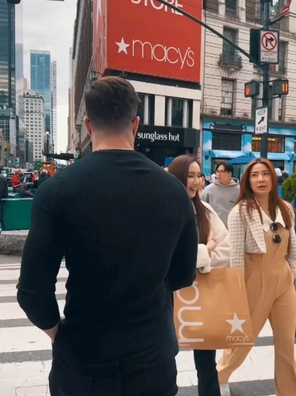 walking down the street peoples reactions 👀 المشي في الشارع ردود أفعال الناس 👀 #challenge #foryouu #viral_video #treanding #peoplesreactions #streetreactions #reaction #paparazzi 