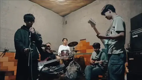 studio menghitamkan anomali🗿 #burning #band #wanitamasihbanyak #coverband #sha 