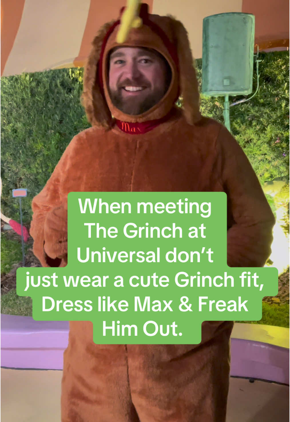 He never saw me coming. #Grinch #Grinchmas #Funny #Seuss #Universal #universalstudios #florida #orlando #oimeetup #orlandoinformer 