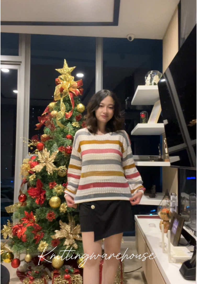 Ada warna navy sama item juga loch👀 #knittingwarehouse #fitcheck #fypシ゚ #outfitinspo #atasanwanita #trend #sweater #christmasoutfit 