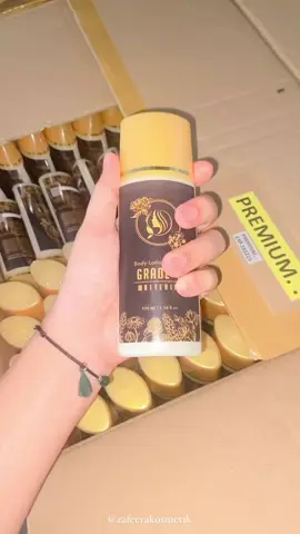Hb Grade A Premium Forte produksi bulan ini sudah kode baru dan kandungan baru ya. Kemungkinan akan agak encer sedikit dibanding formula lama, karna kandungan Allantoinnya aku tambahin. Allantoin berfungsi sebagai anti streachmark.  Ada tambahan kode ditutup botol dan akan ada perubahan Font di kode bawah botol🫶🏽 #hbgradea #hbgradeapremium #hbgradeaforte #hbgradeapremiumori #hbgradeapremiumforte #hbdosting #whiteningbooster #whiteninglotion #FORTENONBPOM #gradeapremium #hbpremium #PEMUTIHBADAN #viral #pemutihkulit 