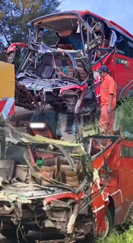 PRAY FOR BUS QONITA Kecelakaan maut terjadi di ruas Jalan Tol Cipularang KM 80 B, wilayah Kecamatan Babakancikao, Kabupaten Purwakarta, Jawa Barat. Peristiwa itu terjadi pada Kamis (26/12/2024) sekitar pukul 02.15 WIB. Kecelakaan melibatkan bus pariwisata PO Qonita bernomor polisi B 7363 NGA yang membawa rombongan peziarah. Kecelakaan terjadi saat bus melaju dari Bandung menuju Jakarta. Di lokasi kejadian, bus menabrak bagian belakang sebuah truk pengangkut batu kerikil. Akibatnya, kecelakaan tersebut menyebabkan dua orang tewas dan 56 orang lainnya luka-luka. “Kendaraan bus melaju seperti biasa, tiba-tiba menabrak bagian belakang truk yang mengangkut batu kerikil,” kata Kepala Induk PJR Tol Cipularang, Kompol Joko, saat dikonfirmasi Tribunjabar.id, Kamis. Joko menjelaskan, sebelumnya rombongan di dalam bus itu berziarah di Pamijahan, Tasikmalaya. Ia mengatakan korban luka dan tewas dilarikan ke RS Abdul Radjak, Purwakarta. Menurut Joko, penyebab pasti kecelakaan belum diketahui karena petugas masih menangani situasi.  Sopir truk yang sempat melarikan diri setelah kejadian, berhasil ditangkap dan sedang diperiksa.  