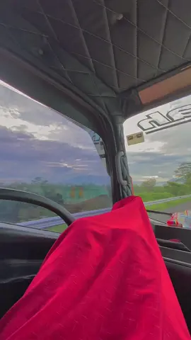 Syahdu pol woo#fypシ゚viral #viraltiktok #fyppppppppppppppppppppppp #drivermuda😎 #trukgigaindonesia #storytruck #pesonadrivermuda 