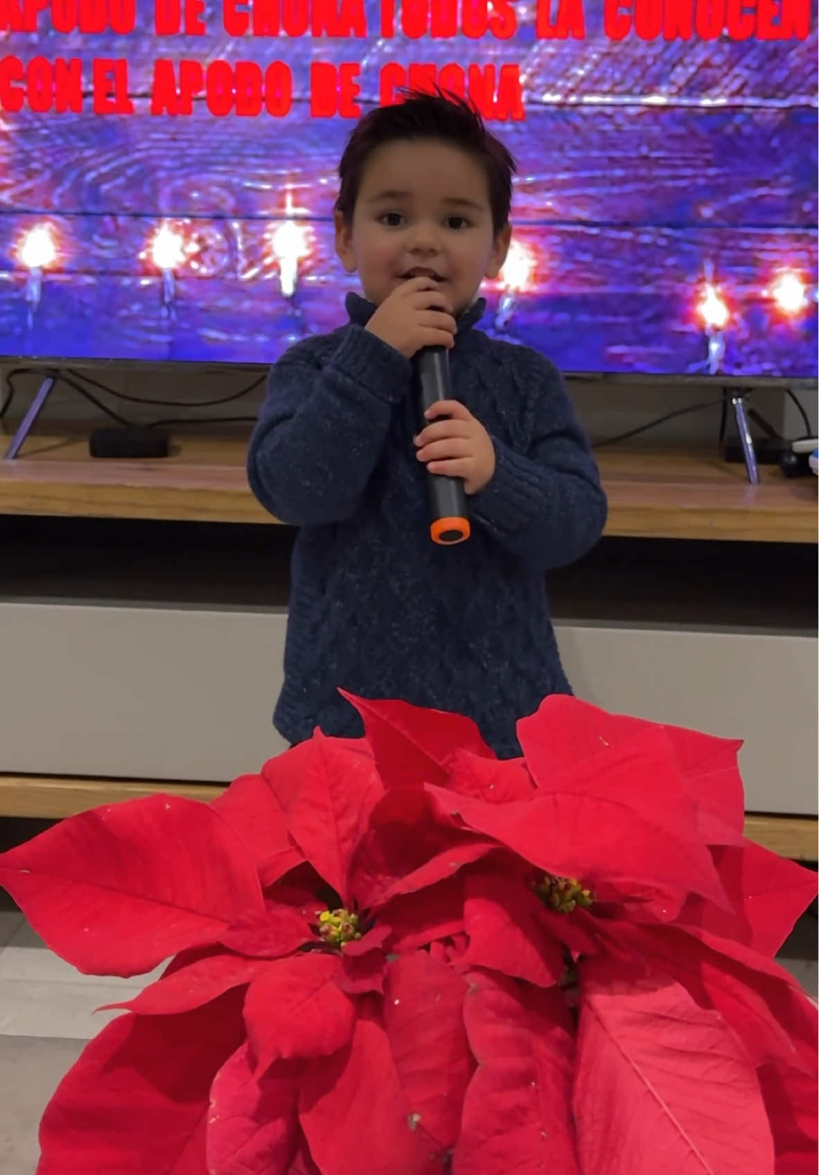 Mi SHOWMAN 😍 #navidad #navidadentiktok #navidadenfamilia #toktokchristmas #botana #botanaparafiestas #latina #latinasoftiktok #fyp #fy #fypageシ #fypagee #para #paratii #paratiiii #karlacelis #karlaceliss #carlacelis  #bailable #noanoa #baile #bailes #baileschingones 