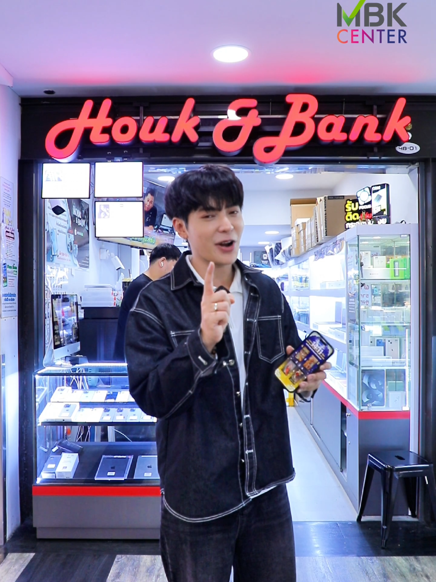 📱 หมดยุคแบตเสื่อม...ปัญหาโลกแตก ไม่ต้องห่วง! มาที่ Houk & Bank มีบริการซ่อมโทรศัพท์ที่มีคุณภาพ ไม่ว่าจะเป็นปัญหาจอแตก, แบตเสื่อม, หรือปัญหาซอฟต์แวร์ต่าง ๆ พร้อมซ่อมให้กลับมาทำงานเหมือนใหม่ แถมข้อมูลอยู่ครบ! ที่สำคัญมีประกันพร้อม การันตีความความคุ้มค่า ✨ 📌 Houk & Bank 🕓 11.00-20.00 น. 📍  ชั้น 4 โซน B, ศูนย์การค้า เอ็ม บี เค เซ็นเตอร์ #MBK #MBKCENTER #มาMBKCenterกัน #MBKthLifestyle #MBKพาช้อป #shoppingcenter #ซ่อมโทรศัพท์ #มีประกัน #HoukAndBank