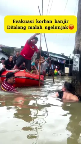 Salah Evakuasi Korban Banjir #banjir #banjirjakarta #evakuasibanjir #kebanjiran #lucu #humor #warga62 