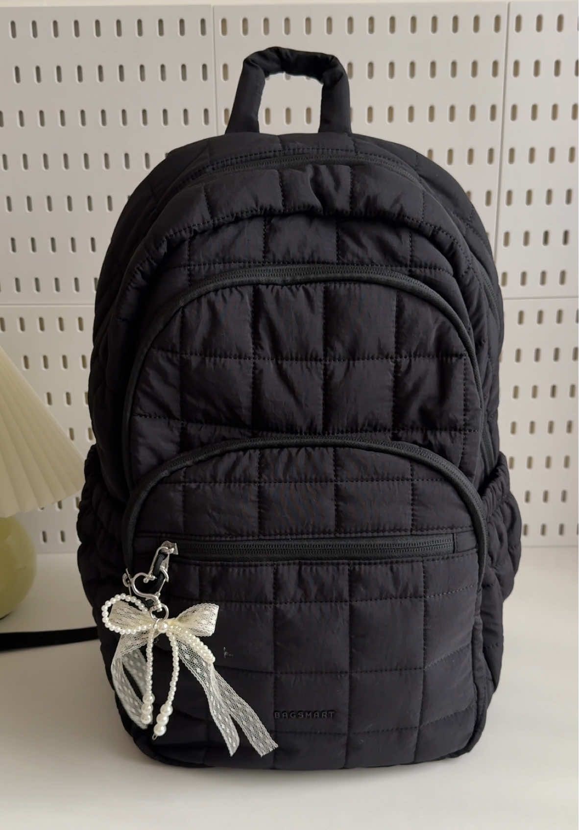 bagsmart is worth the hype!! I love how spacious this bag is, it's perfect for whenever i need to carry a lot of stuff 🖤 #bagsmart #backpack #bagpack #bag #bags #travelbag #schoolbag #black #foryou #fypage #viral #trending 