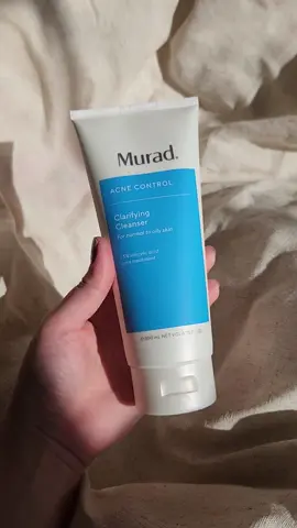 gifted by Murad  Murad Acne Control Clarifying Cleanser  Getting a good cleanser when you have acne prone skin is crucial. Making sure that the skin is cleansed well but not stripped is very important. This gel cleanser contains a free form salicylic acid that immediately unclogs pores and an encapsulated form that works even after rinsing. It also contains green tea extract to help soothe and calm irritated skin. I love how this effectively cleanses my skin without drying up my skin. My skin feels really soft and smooth after every use.  @muradskincare @Murad Skincare  #muradpartner #muradskincare