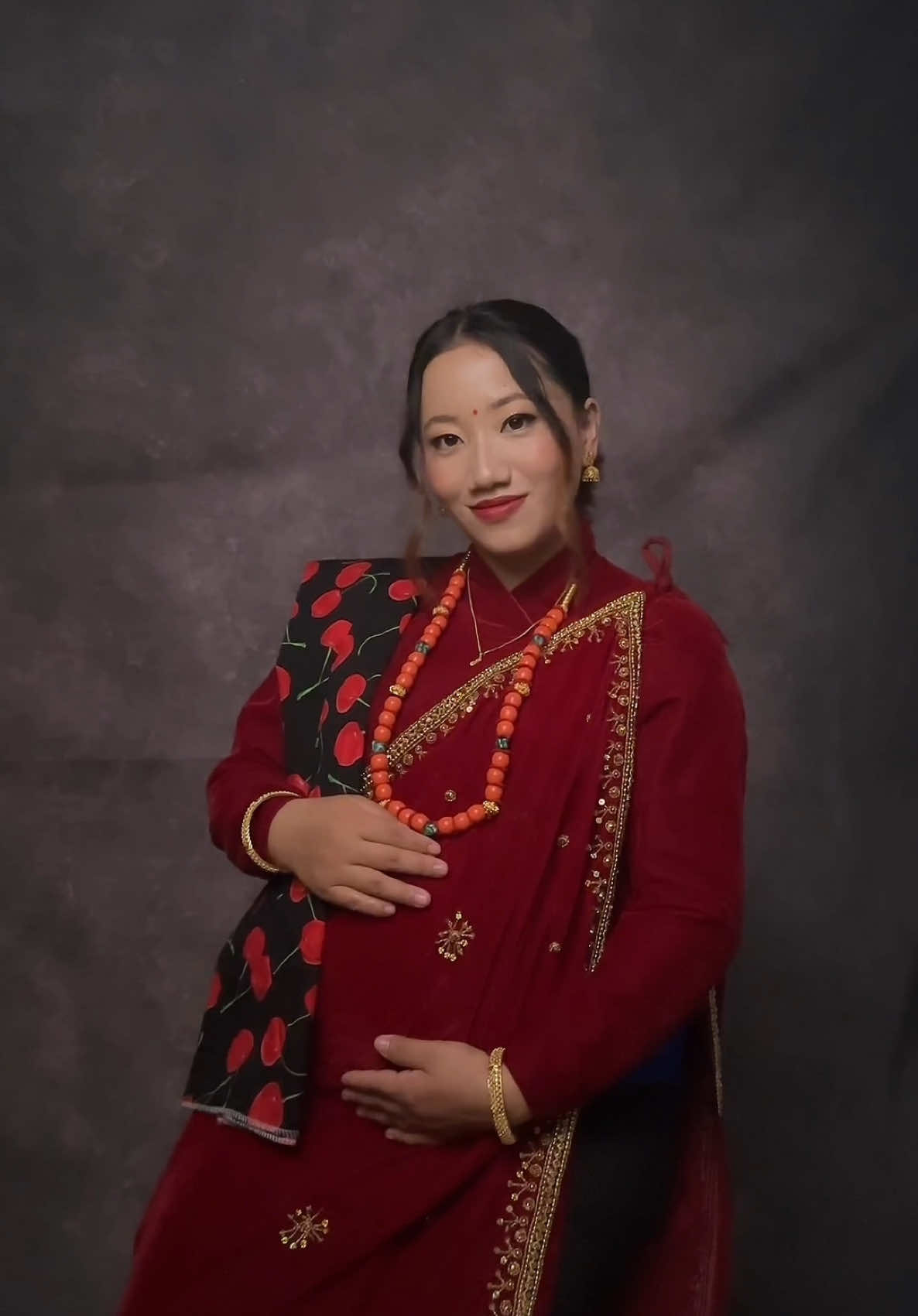 🌸♥️ Maternity shoot📸 in traditional attire  MUA: @SUJI🌷  #suzeenamakeovers  #makeuplook #nepalimakeupartist  #gurungculturaldress #momtobesoon #traditionalattire #maternityphotoshoot 