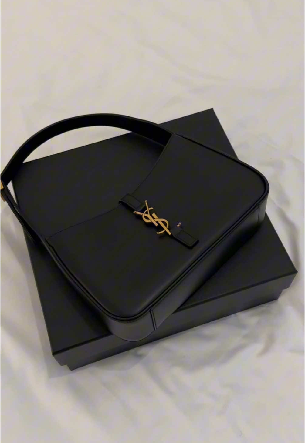 got this cutie back in jan & only sharing it now🤍 @SAINT LAURENT #luxuryunboxing #designerbags  [ YSL unboxing, luxury unboxing, YSL hobo bag, christmas haul, Christmas gifts, designer bags, designer unboxing, YSL LE 5 À 7 ] 