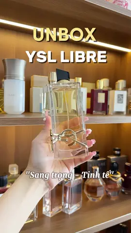 ☘️Nước hoa YSL LIBRE EDP FULL 100ml Thương hiệu Yves Saint Laurent Xuất xứ Pháp Năm phát hành 2019 Nhóm hương Hoa cam, Hoa oải hương, Hương vanila Phong cách Sang trọng, Nữ tính, Tươi mới Hương đầu: Cam quýt, Hoa oải hương, Quả lý chua đen, Tinh dầu lá chanh Hương giữa: Hoa nhài, Hoa oải hương, Hoa cam Hương cuối: Vanilla, Gỗ tuyết tùng, Xạ hương, Long diên hương Mọi người định nghĩa về tình yêu như thế nào? Đối với tôi, chỉ cần ngửi được mùi hương từ lọ nước hoa yêu thích của mình là tôi có thể định nghĩa được tình yêu rồi. Có thể nói Yves Saint Laurent Libre Eau de Parfum là mùi hương đã chiếm trọn tâm trí tôi ngay từ lần ngửi đầu tiên. Yves Saint Laurent Libre Eau de Parfum thể hiện rõ nhất ở hai tầng hương đầu là Hoa cam và Hoa oải hương. Từng nốt hương đọng lại trên cánh mũi tôi là tập hợp của sự thoáng đãng, tự do và tôi còn cảm nhận được sự mạnh mẽ, khao khát, đầy đam mê từ mùi hương này. Khi khát vọng, nhiệt huyết đã đủ cũng là lúc Vanilla và Gỗ tuyết tùng phát huy thế mạnh của mình, đó là sự nuôi dưỡng và hiện thực hoá ước mơ. Yves Saint Laurent Libre Eau de Parfum vẫn mềm mỏng, vẫn nữ tính và nhẹ nhàng nhưng theo một cách riêng mà khó có thể nhầm lẫn với bất kỳ mùi hương nào khác. Có thể hình dung Yves Saint Laurent Libre Eau de Parfum là hình ảnh một cô nàng với nhiều tham vọng, đề cao sự tự do, nữ quyền và truyền năng lượng tự tin đến tất cả cô gái. ##nuochoaysllibre