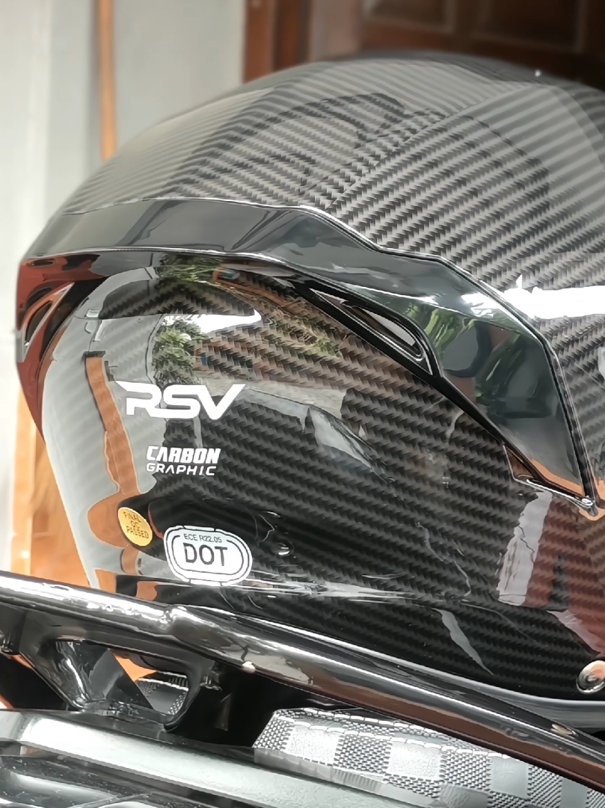 Motoran makin nyetel pake helm RSV Carbon New Windtail ini, tampilan keren + nyaman itu udh kombinasi yg mantab buat berkendara, jadi tunggu apa lagi, yok langsung CO dikeranjang kiri bawah di video ini guys🤙🏻🤙🏻 #fypage #fyp #masukberanda #masukberandafyp #trending #fypage #foryoupage #foryou #xybca #RSV 