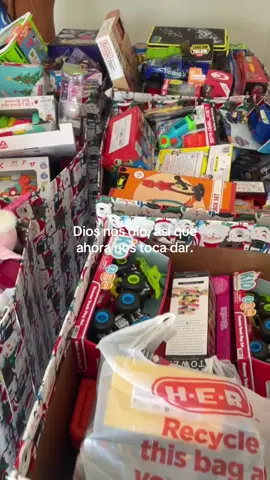 Dios es muy bueno al permitirnos regalar sonrisas, subo este video para motivar a mas personas a salir y realizar una obra de caridad, ya que los pequeños gestos hacen grandes diferencias 💖 #fyp #navidad 