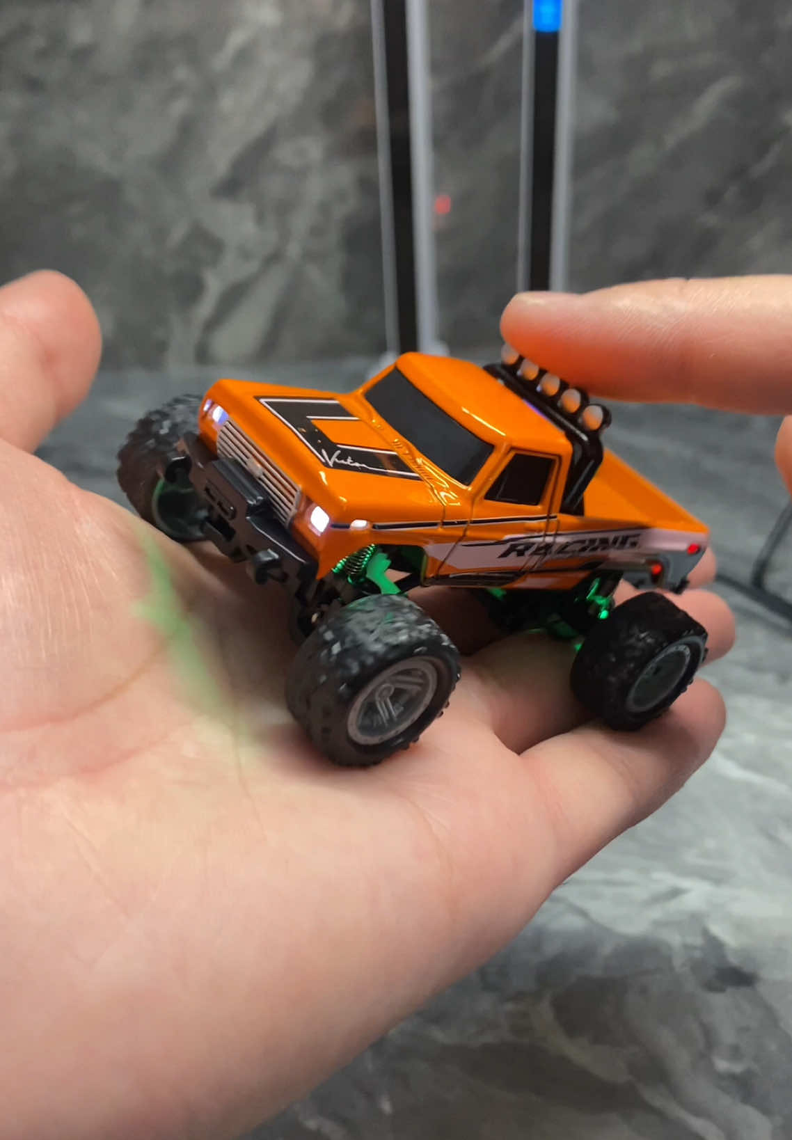 Xe bán tải điều khiển từ xa mini nhỏ xinh mà lại mạnh mẽ nữa nha #xeotodieukhientuxa #xedieukhien #xeotodochoi #xedieukhientuxa 